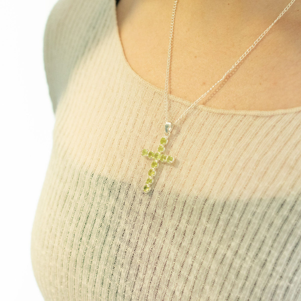 Indian Devotional Pendant - Silver Plated (45cm Chain)- Peridot Crucifix AW Dropship UK